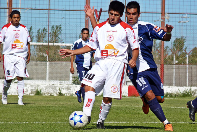 Empate en el Torneo Argentino "B" 2012/13. En la foto, Jorge Aynol disputa el balón con Matías Galvaliz.