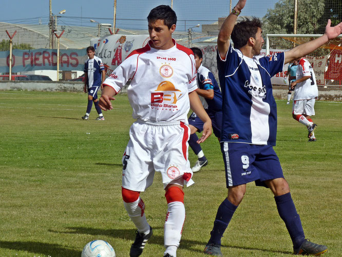 Victoria de Huracán. Barrera domina la pelota ante a protesta de Esteban Bonarrigo.