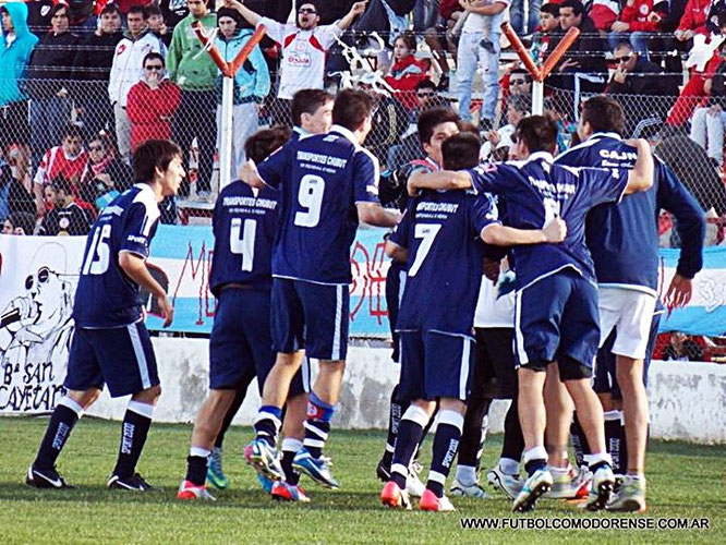 En rodeo ajeno. El plantel de Jorge Newbery festeja en campo rival. Foto: fútbolcomodorense.com.ar