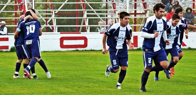 Triunfo Aeronauta. Festejan abrazados Bruno Elorrieta, Jorge Aynol y Emiliano Alcalá.