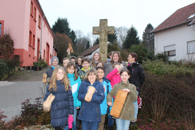 Die Messdiener der Pfarrei Christkönig mit Betreuerin Alexa in Güdesweiler