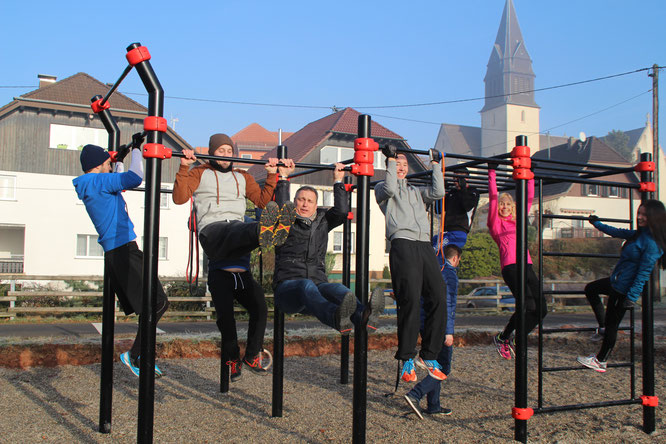 Die Jungs und Mädels mit Bürgermeister Stephan Rausch beim Training