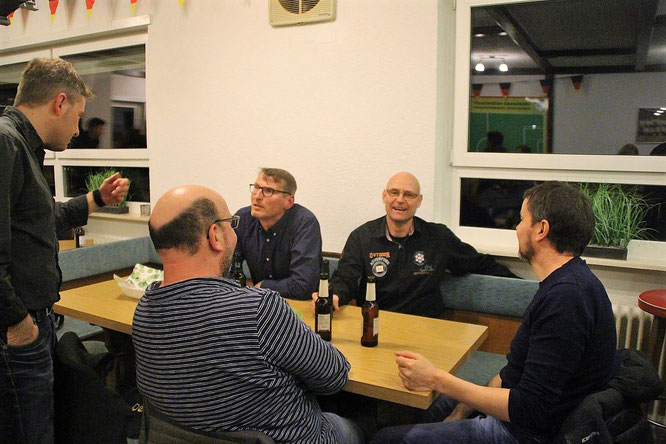 AH-Spieler beim Bauch ansetzen