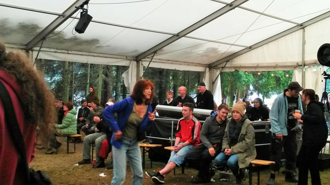 So tanzt der echte Hippie