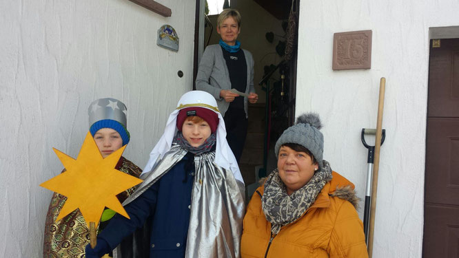 Gitti Raber mit Sternsinger beim Sammeln