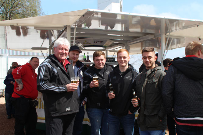 Ortsvorsteher Peter Wack mit ein paar Jungs