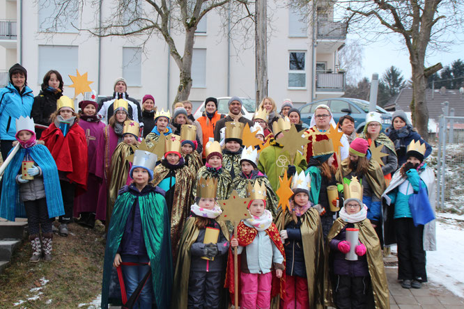 Oberthaler Sternsinger mit Betreuer und Pater Ignatius