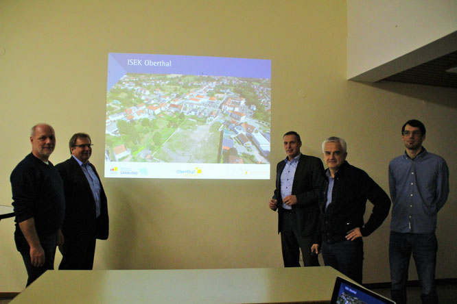 v.l Ortsvorsteher Reiner Burkholz, Michael Maurer, Stephan Rausch, Hr. Kern mit Mitarbeiter