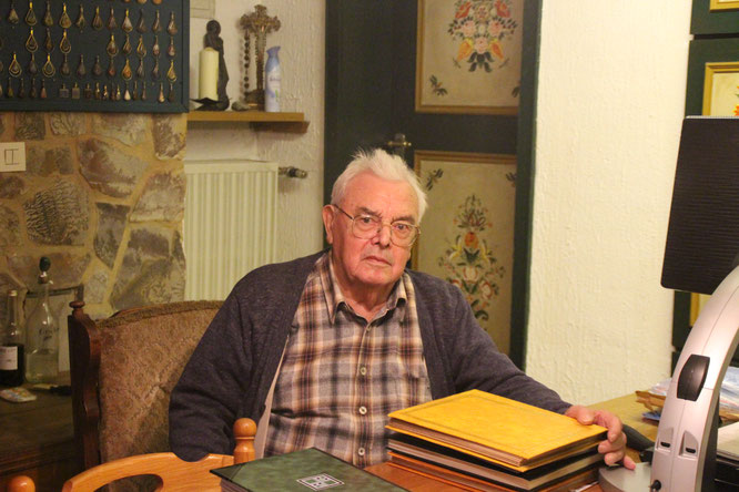 Hubert Bier bei seiner Recherche der Oberthaler Chronik