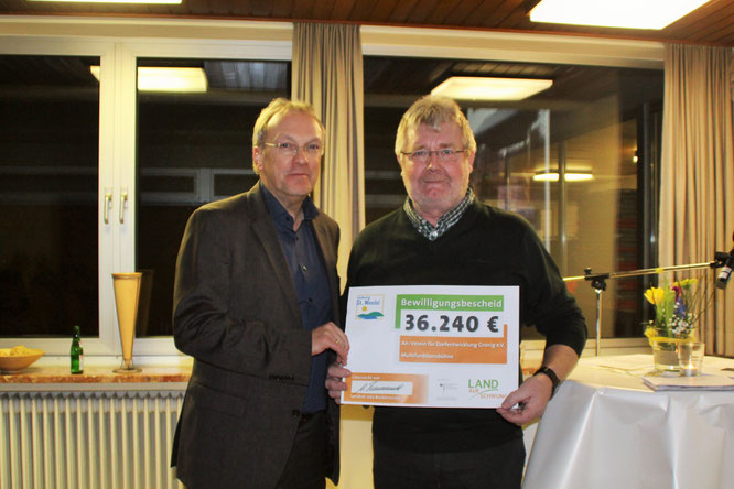 Landrat Udo Recktenwald überreicht Bewilligungsbescheid