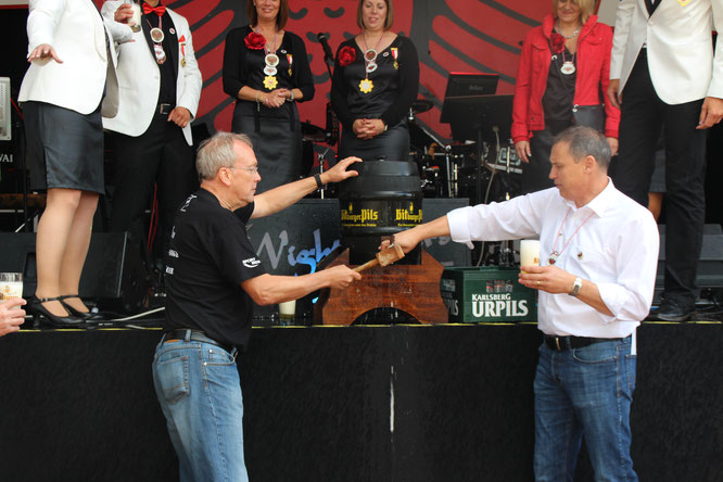 Udo und Stephan beim Faßanstich
