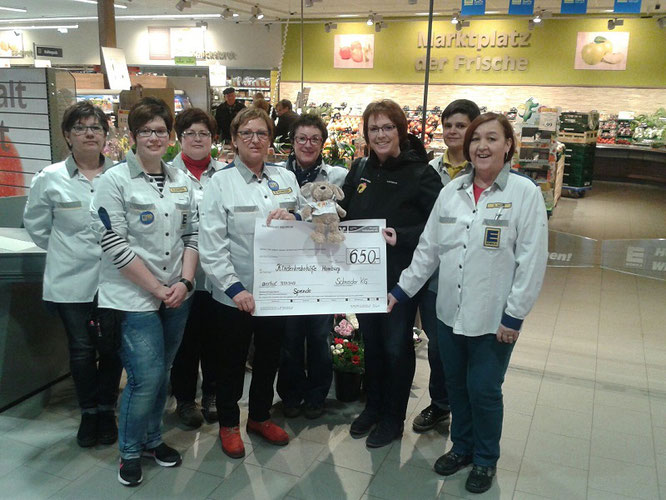 Die Edeka-Mitarbeiter mit Brigitta Schneider und Fr. Neutrass von der Elterninititive krebskranker Kinder.