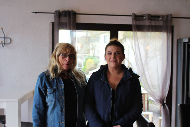 Janina mit ihrer Mutter Monika, die ab und an hilft