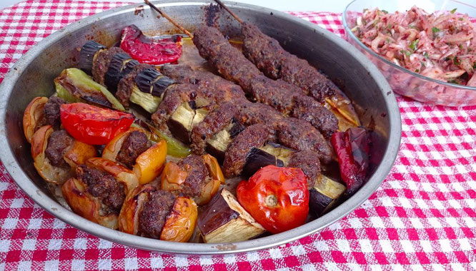Türkisches Gericht mit Hackfleisch und Mispeln