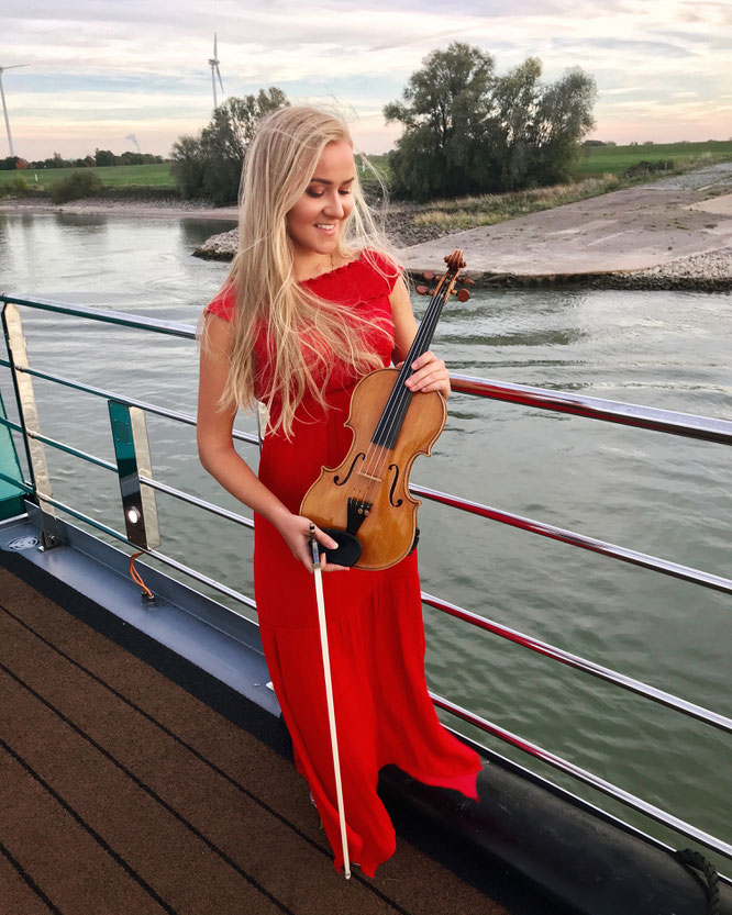 Jessica Grzenia - Violinistin Violine Geigerin Geiger Geige Violin Hochzeit Trauung Duisburg Düsseldorf NRW Dortmund Köln Bonn Koblenz Essen Musik Event