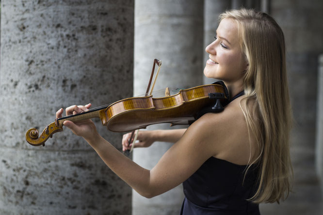 Jessica Violin Violine Geige Violinistin Hochzeit Feier Event Duisburg Düsseldorf NRW Musik LeeNorris