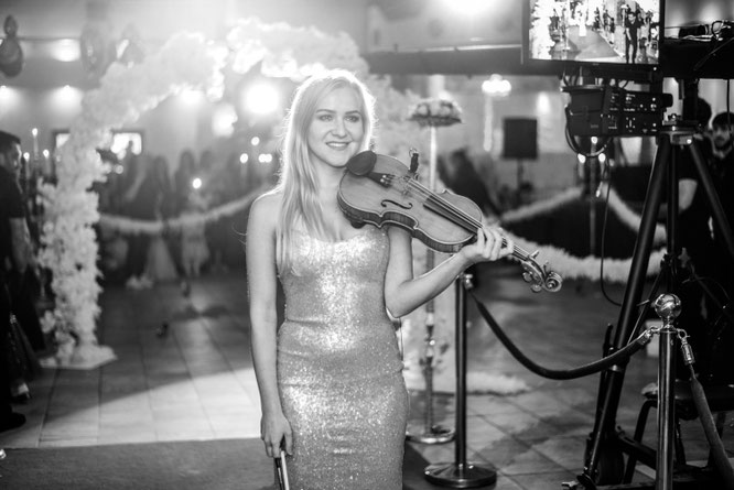 Türk Düǧünü Kemancı Emperial Salonu Keman Istanbul Video: Violinistin Jessica Grzenia spielt romantische Melodien auf einer Hochzeit in NRW