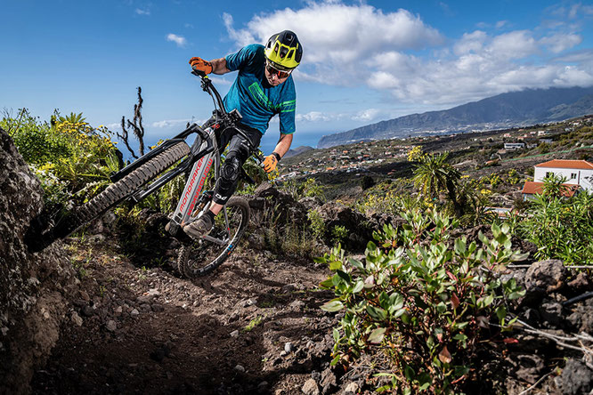 Faszination Uphill: Mit E-Mountainbikes lassen sich auch steile Höhen erobern. Jetzt gibt es mit dem Schwalbe Uphill Flash den ersten Wettbewerb in dieser Disziplin. Foto: Schwalbe