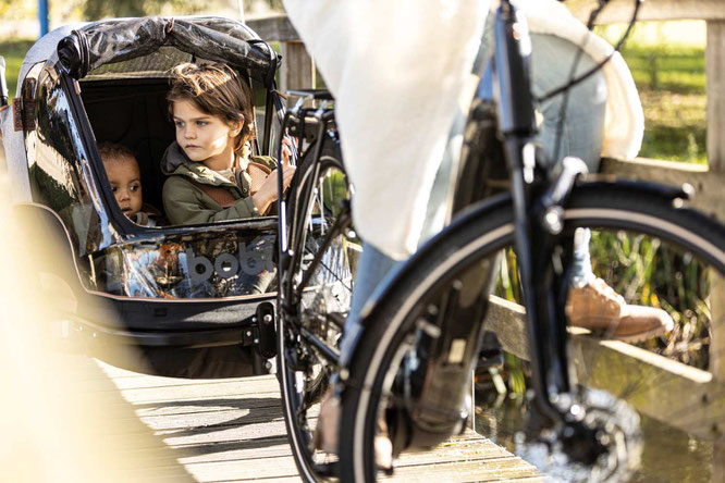 Multifunktionaler Kindertransporter für aktive Familien.