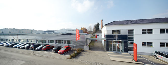 Am Unternehmenssitz Ried im Innkreis, Österreich produziert Löffler mit 210 MitarbeiterInnen klimaneutral. 70% der verwendeten Stoffe werden in der hauseigenen Strickerei hergestellt. Fotos honorarfrei verwendbar