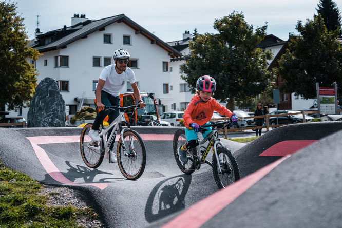 Bereits heute befahrbar: Bike-Kingdom-Ambassador Nino Schurter auf dem Pumptrack in Lenzerheide mit seiner Tochter  / Copyright Jan Cadosch/Ferienregion Lenzerheide 
