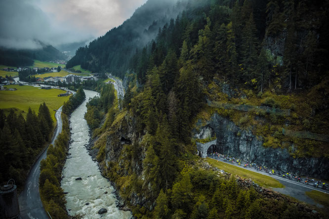 Das Feld fährt von Sölden talauswärts ©www.oetztaler-radmarathon.com