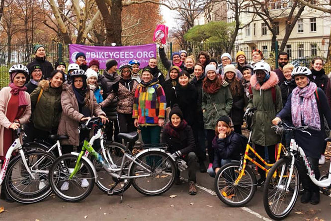 Ein komplettes Team #BIKEYGEES Foto klappt wohl nie, daher einfach Teil-Gruppenfotos. ©Bikeygees