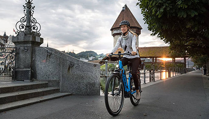 Mit der Kombination aus Fahrradlicht, Reflektoren am Körper und E-Bike sind Sie jederzeit auf der sicheren und sichtbaren Seite unterwegs