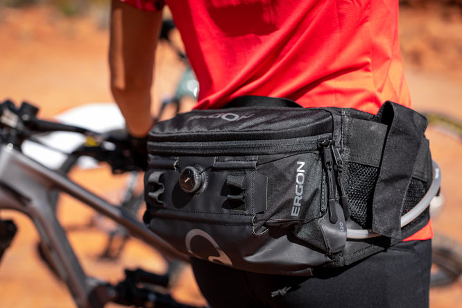 Der Hüftgurt BA Hip Pack von Ergon bietet genügend Platz für Werkzeug, Schlauch, Handy und Co.