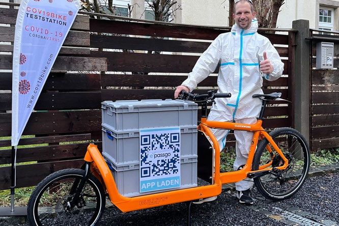 Oliver Sablowski mit dem „COVID19BIKE“ – eine mobile, zertifizierte Teststation auf einem Lastenrad ©Oliver Sablowski
