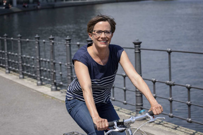 Ann-Kathrin Schneider, Geschäftsführerin des ADFC auf dem Fahrrad.