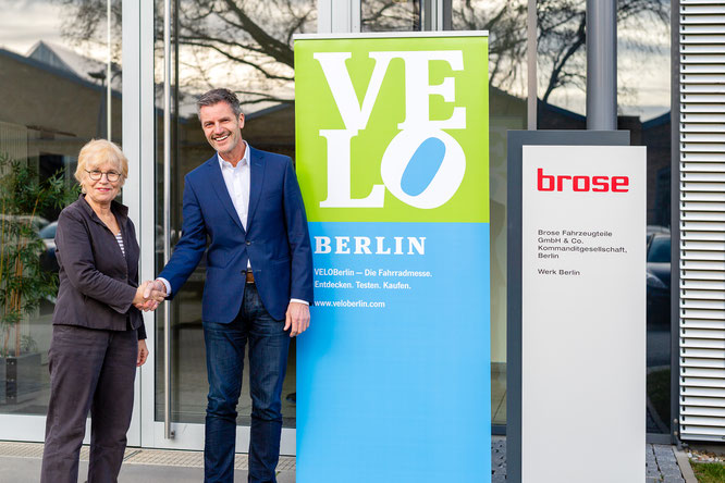 „VELOBerlin 2020. Presented by Brose.“ Brose wird exklusiver Hauptsponsor der VELOBerlin 2020. Ulrike Saade (CEO Velokonzept), Dr.-Ing. Thomas Leicht (Leiter Brose Antriebstechnik) Bildrechte: Sebastian Dörken/Velokonzept