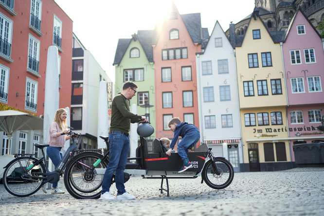 Familie mit E-Bike und E-Lastenrad (Foto: NATURSTROM AG/Green Moves GmbH & Co. KG) 