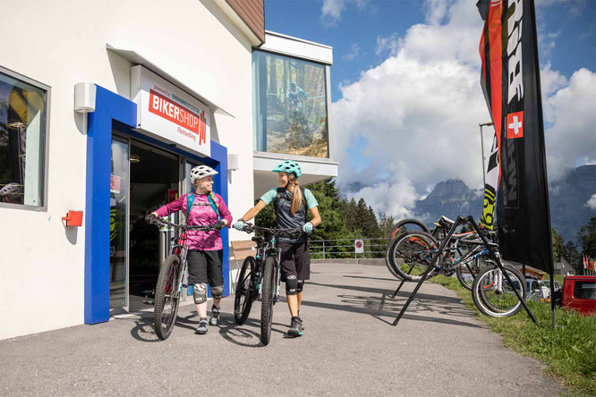 Ready für die Abfahrt nach dem Besuch im BikerShop Flumserberg. © Bergbahnen Flumserberg AG
