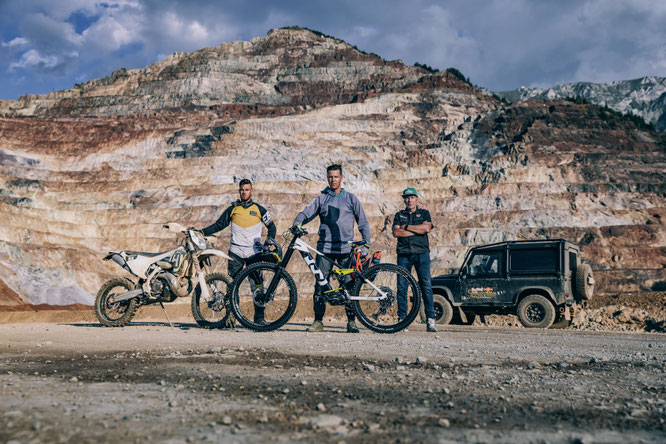 Erzbergrodeo-Starter Kevin Gallas, Husqvarna eBike Pro Rider Guido Tschugg und Erzbergrodeo-Gründer Karl Katoch am Erzberg. © PEXCO / Martin Erd