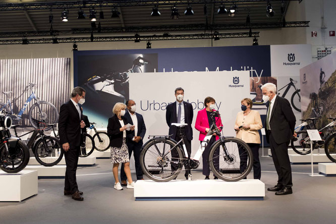 Bundesverkehrsminister A. Scheuer, Managing Directors Susanne und Felix Puello, Ministerpräsident M. Söder, VDA Präsidentin Hildegard Müller, Bundeskanzlerin A. Merkel und Ministerpräsident W. Kretschmann am Stand von Husqvarna © Sandra Steh Photography