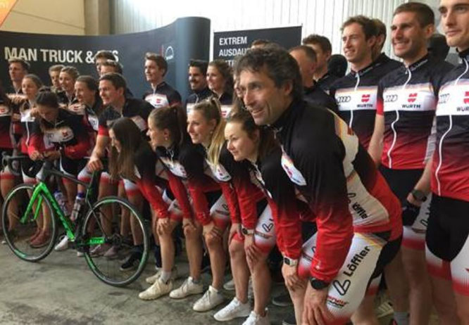 DSV-Athleten samt Chef-Coach Peter Schlickenrieder starteten in der neuen LÖFFLER-Raddress zum Sommertraining