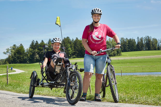 Fahren für den guten Zweck: Marie (links) und Tina (rechts) von 5wheels4hope