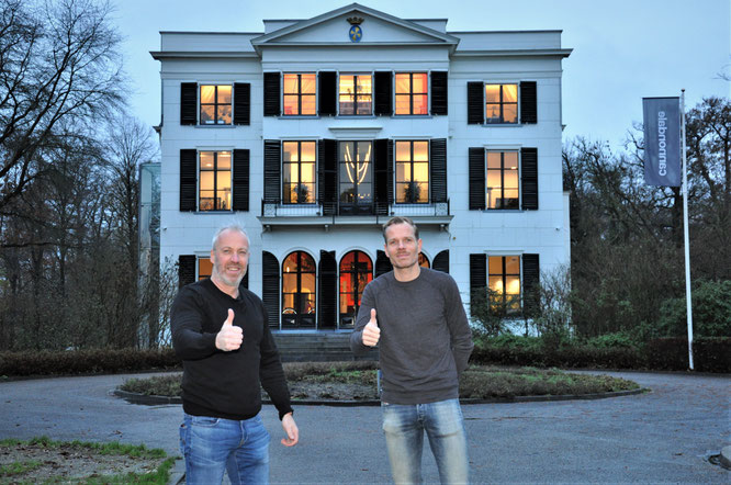 Frank und Eugene vor einem der drei Gebäude auf dem Campus Cannondale in Woudenberg, NL