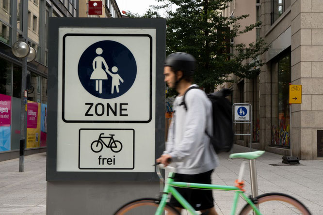 darf man mit fahrrad und anhänger auf gehweg