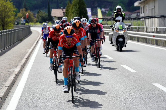 Hermann Pernsteiner an der Spitze des Feldes ©Tour of the Alps