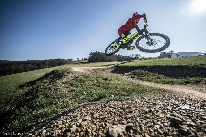 Gebremst wird auch bergauf – Fahrtechnik‐Tipps für E‐Mountainbiker