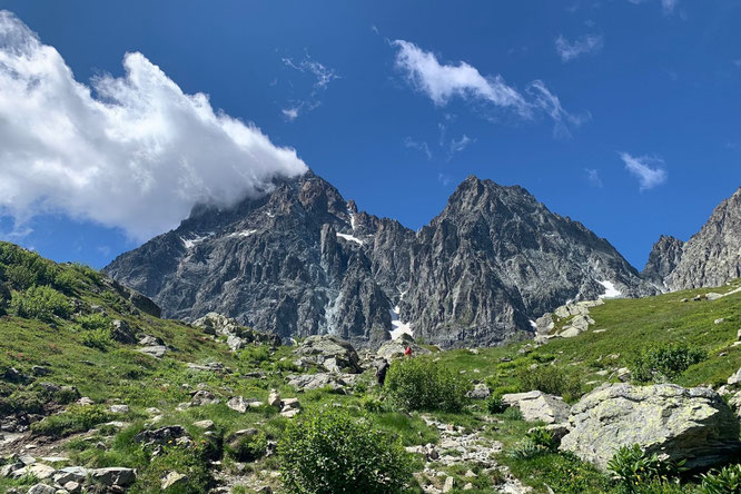 Über allem thront der Monviso – mit dem Münchner Veranstalter Hauser Exkursionen entdecken Urlauber 2022 auf zwei neuen Bike-Reisen das norditalienische Piemont Bildnachweis: Hauser Exkursionen/Tom Carlos Kupfer