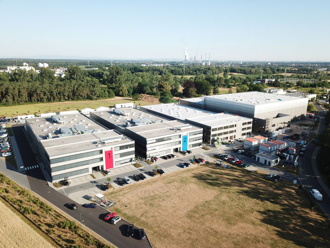 Die Konzernzentrale der BMZ Group in Karlstein am Main, wo derzeit eine dritte Produktionshalle sowie das Logistik Center entstehen (1. und 2. Gebäude v. r.). In „Unit 3“ werden künftig die Batteriesysteme für das JV produziert.