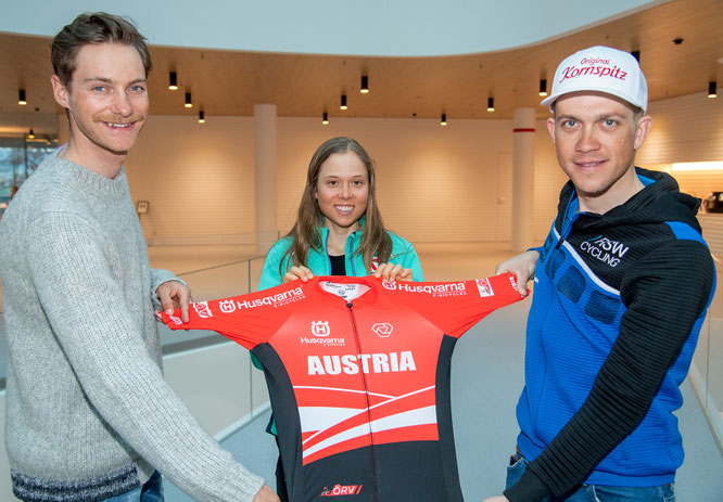 Felix Großschartner, Mona Mitterwallner und Riccardo Zoidl präsentieren Österreichs WM-Outfit (Credit: Reinhard Eisenbauer/ÖRV)
