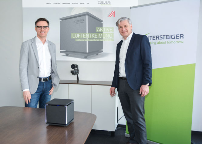 Wintersteiger CEO Dr. Florestan von Boxberg (rechts) und Daniel Steininger (General Manager) präsentieren die Innovation Cubusan - ein aktives Luftentkeimungsgerät, das die Keimbelastung durch Viren oder Bakterien permanent um bis zu 99,99 % reduziert.