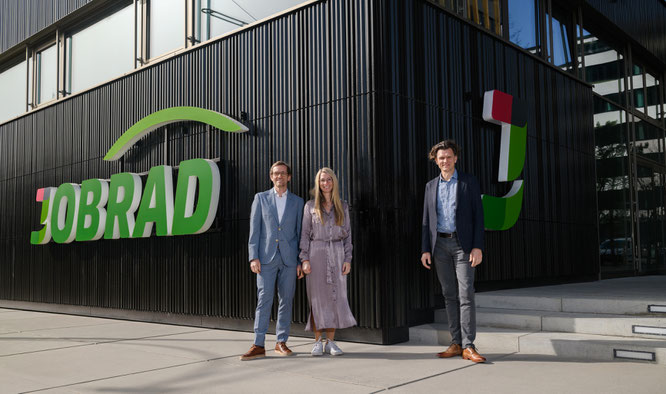 Die JobRad-Gründer (v.l.n.r.) Ulrich und Sandra Prediger sowie Holger Tumat vor der neuen Firmenzentrale in Freiburg.