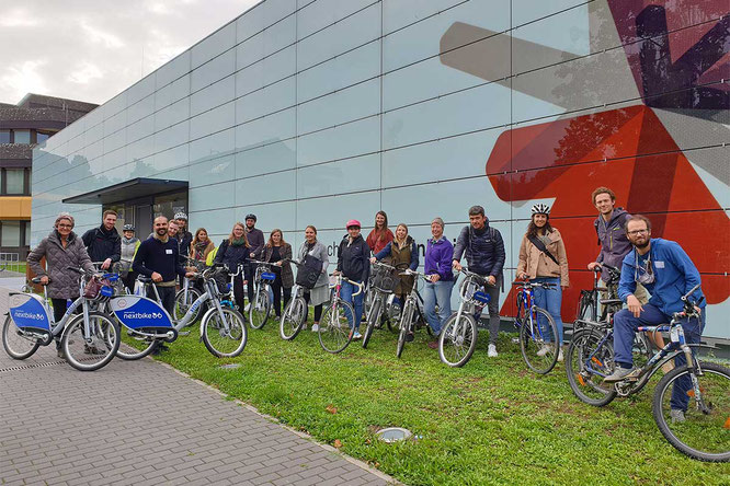 Die Wissenschaftlichen Mitarbeitenden brechen zur Radtour durch Wiesbaden auf.  © Hochschule RheinMain