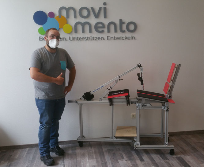 Julian Schulz, Orthopädietechnik-Mechaniker beim Sanitätshaus Movimento in Kassel, freut sich über das "Handbike-Ergometer", mit dem die optimale Sitzposition für ein elektrisch angetriebenes, dreirädriges Handbike simuliert werden kann. Foto: PFH