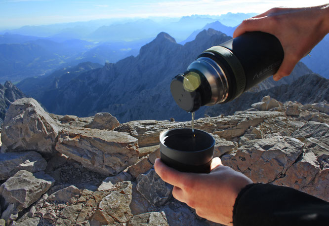 Getränke bleiben in der Mountain Beverage Bottle bis zu 24 Stunden wohltuend heiß oder erfrischend kalt.